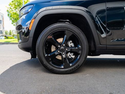 Used 2024 Jeep Grand Cherokee Altitude AWD/4WD image 7