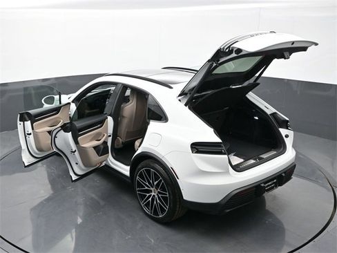 Used 2025 Porsche Macan Electric image 32