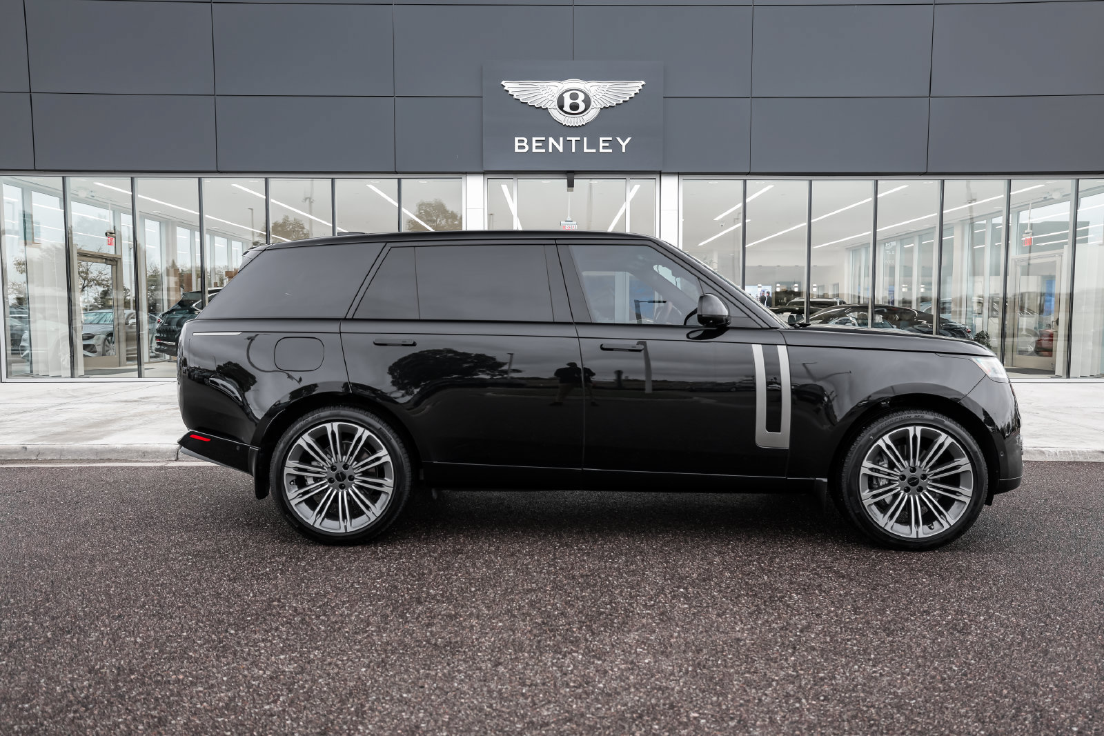 Used 2026 Land Rover Range Rover Long Wheelbase SE AWD/4WD image 14