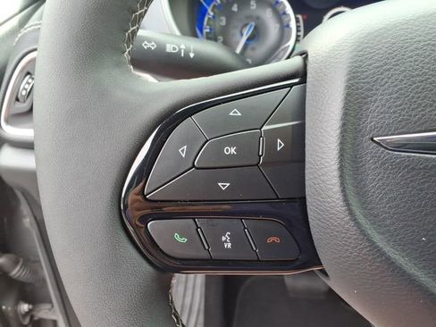 Used 2025 Chrysler Pacifica Limited image 24