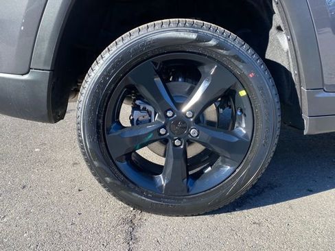 New 2025 Jeep Grand Cherokee Altitude image 19