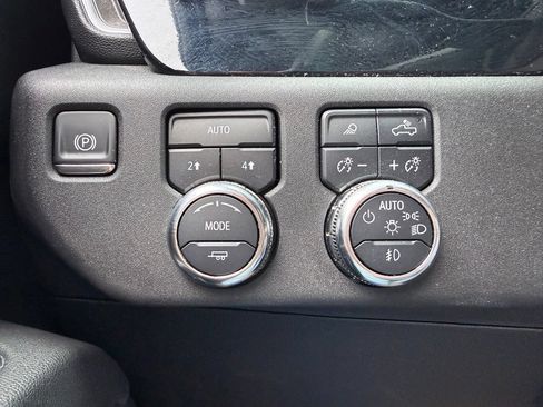 Used 2025 GMC Sierra 1500 SLT AWD/4WD image 39