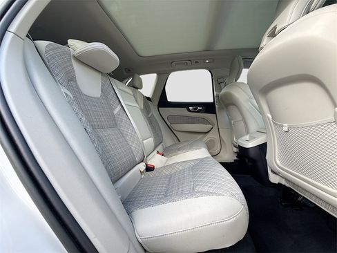 Used 2022 Volvo XC60 B5 Momentum image 30