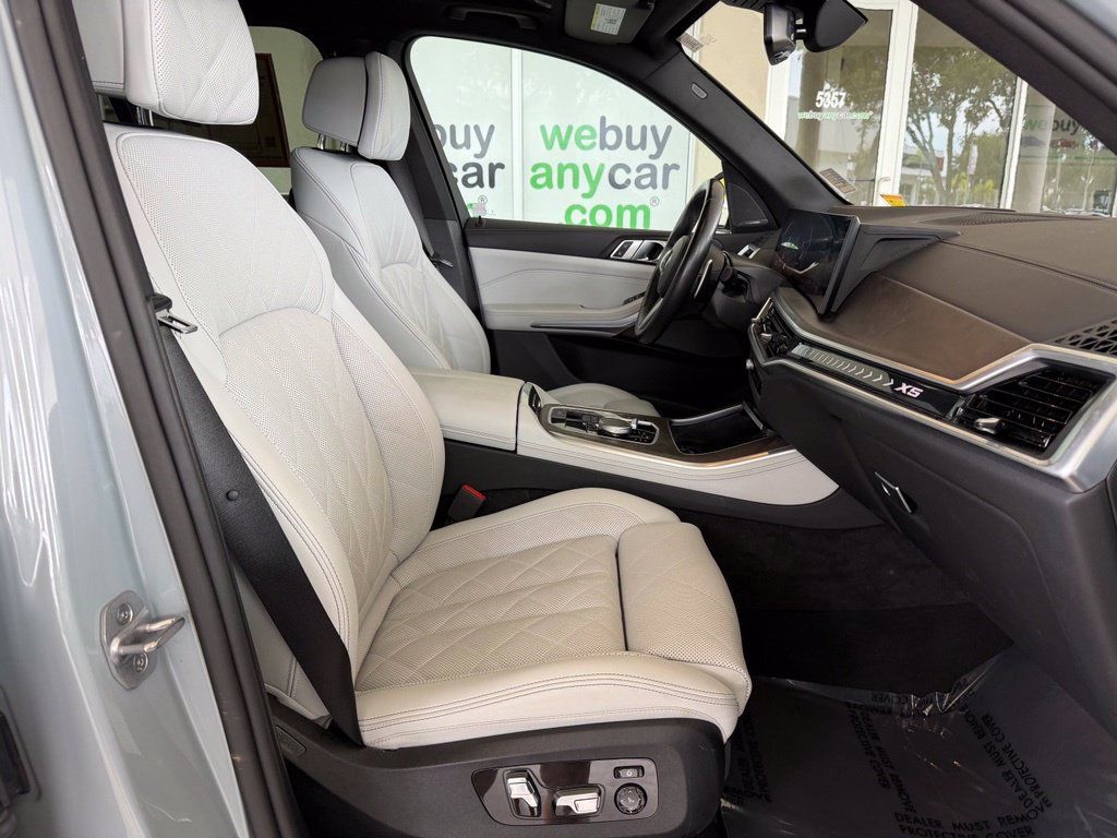 Used 2025 BMW X5 xDrive40i w/ M Sport Package AWD/4WD image 23