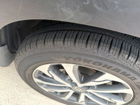Used 2022 Toyota Corolla Cross XLE w/ Convenience Package FWD image 8