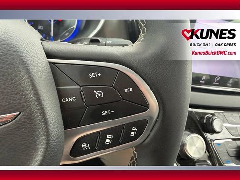 Used 2023 Chrysler Pacifica Touring-L FWD image 14