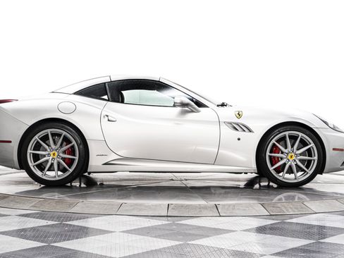 Used 2013 Ferrari California image 18