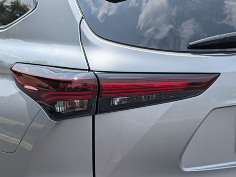 Used 2024 Toyota Highlander Limited AWD/4WD image 17