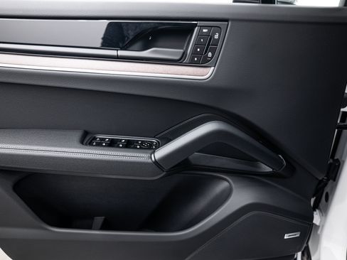 Certified 2026 Porsche Cayenne AWD/4WD image 18