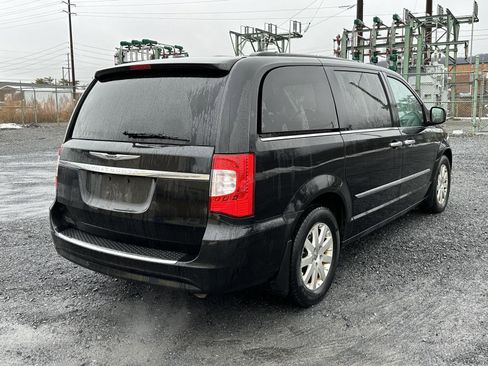 Used 2013 Chrysler Town & Country Touring image 8