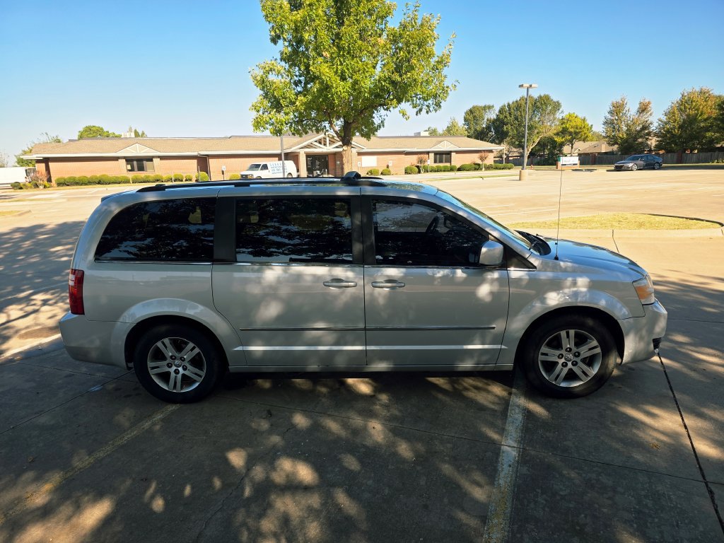 Used 2010 Dodge Grand Caravan SXT FWD image 25