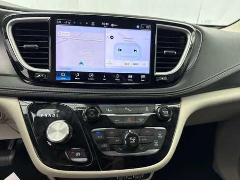 Used 2024 Chrysler Pacifica Limited FWD image 25