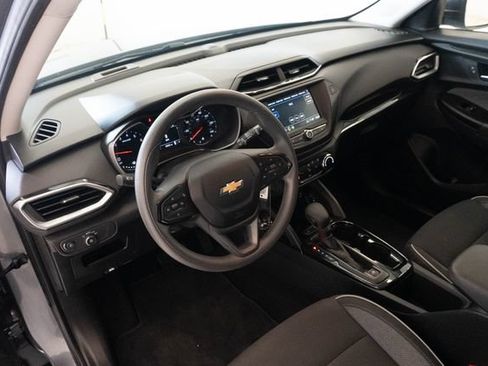 Used 2021 Chevrolet TrailBlazer LS FWD image 3