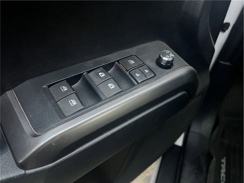 Used 2018 Toyota Tacoma TRD Sport image 11