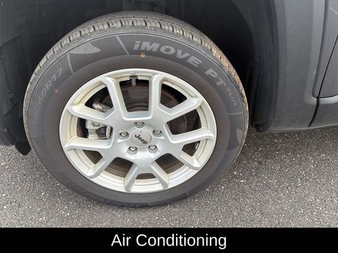 Used 2023 Jeep Renegade Latitude AWD/4WD image 9