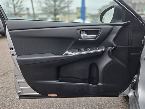 Used 2016 Toyota Camry SE image 12