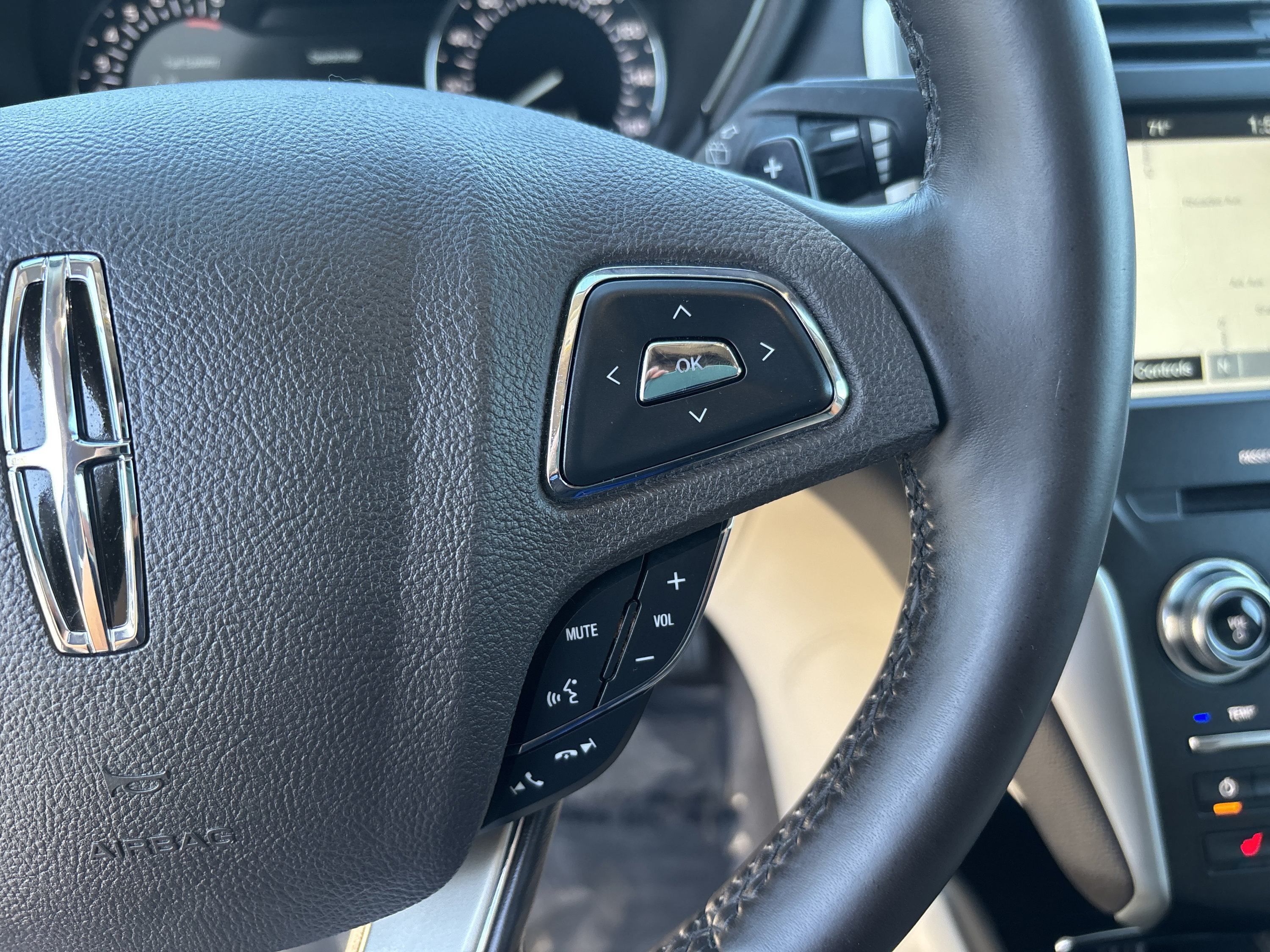 Used 2018 Lincoln MKC Select w/ Select Plus Package FWD image 13
