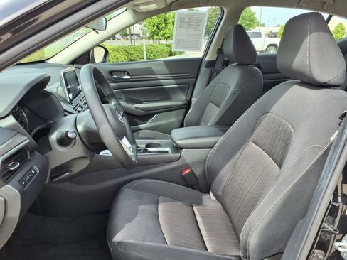 Used 2025 Nissan Altima 2.5 SV FWD image 14