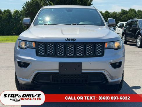 Used 2018 Jeep Grand Cherokee Altitude AWD/4WD image 2