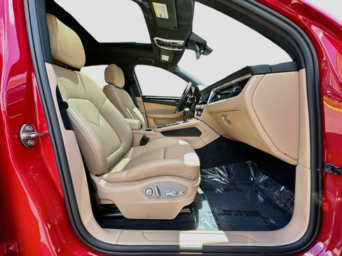 Certified 2026 Porsche Macan AWD/4WD image 30