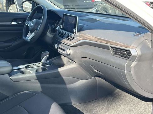 Used 2025 Nissan Altima 2.5 SV image 23