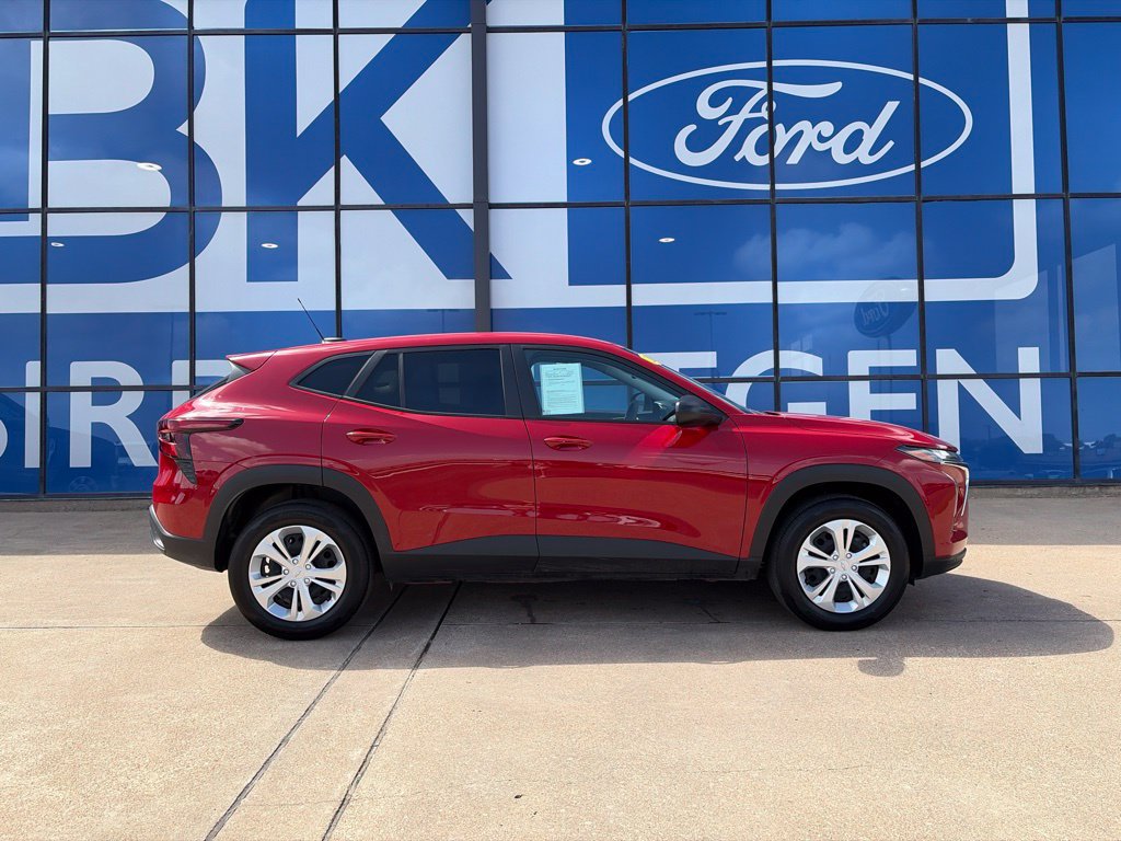 Used 2026 Chevrolet Trax LS FWD image 8
