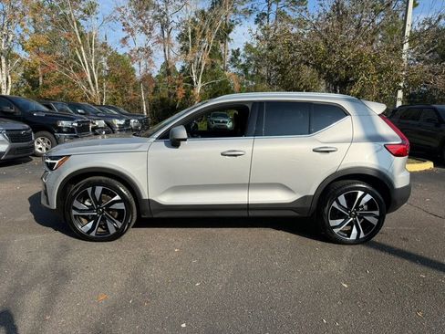 Used 2025 Volvo XC40 B5 Plus image 2