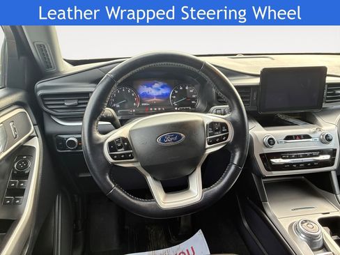 Used 2022 Ford Explorer XLT AWD/4WD image 3