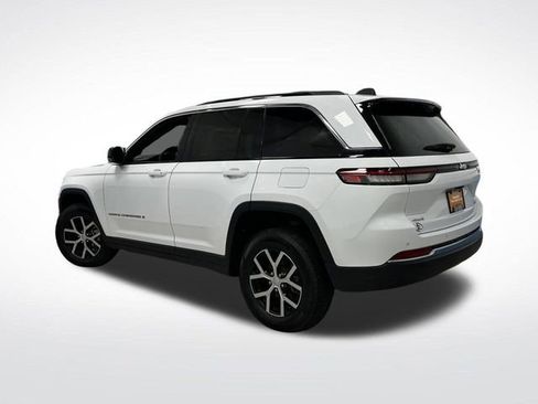 Used 2024 Jeep Grand Cherokee Limited image 3