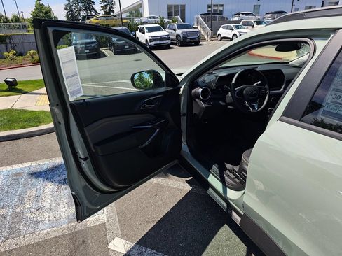 New 2026 Chevrolet Trax ACTIV w/ Sunroof Package FWD image 18