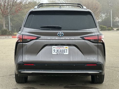 Used 2023 Toyota Sienna Platinum image 5