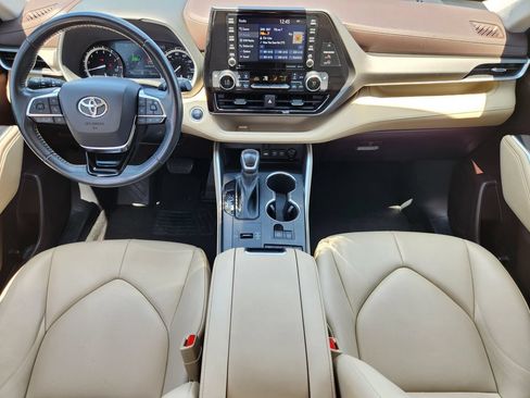 Used 2021 Toyota Highlander XLE FWD image 26