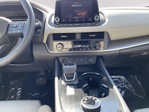 Used 2025 Nissan Rogue SV AWD/4WD image 17
