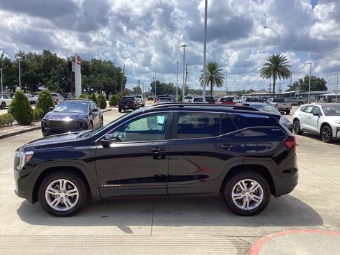 Used 2022 GMC Terrain SLE w/ Driver Convenience Package AWD/4WD image 4