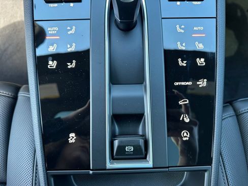 Certified 2026 Porsche Macan AWD/4WD image 26