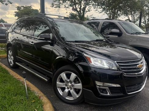 Used 2017 Chevrolet Traverse LT w/ Style and Technology Package FWD image 2