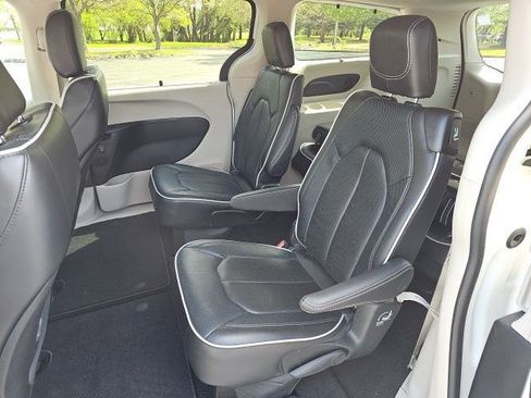 Used 2024 Chrysler Pacifica Limited w/ Trailer Tow Group AWD/4WD image 17
