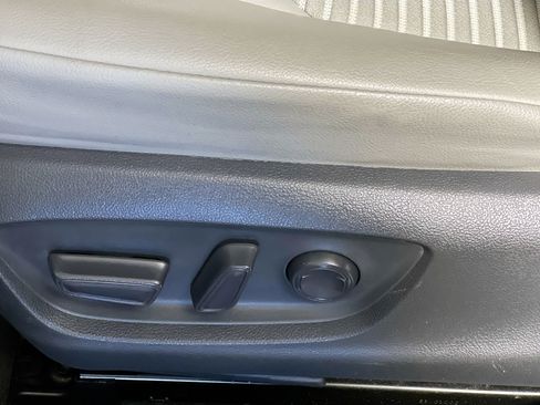 Used 2018 Toyota Camry SE w/ Moonroof Package FWD image 13