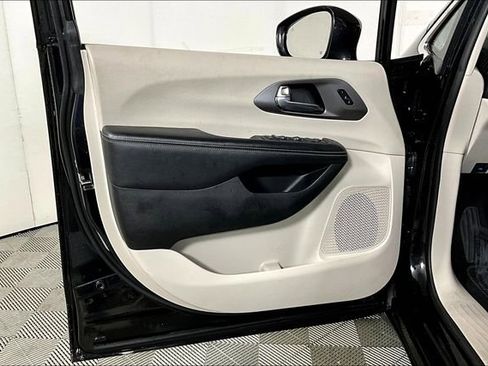 Used 2022 Chrysler Pacifica Touring-L image 22