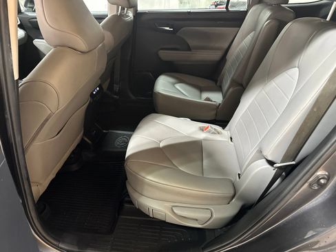 Used 2020 Toyota Highlander XLE FWD image 14