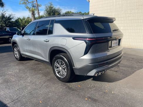 Used 2026 Chevrolet Traverse LT FWD image 3
