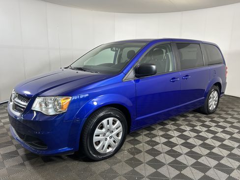 Used 2018 Dodge Grand Caravan SE w/ UConnect Hands-Free Group FWD image 1