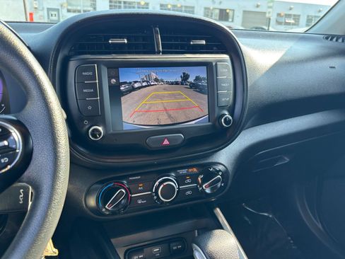 Used 2025 Kia Soul LX w/ LX Technology Package FWD image 25