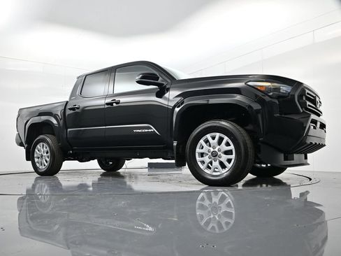 Used 2025 Toyota Tacoma SR5 AWD/4WD image 33