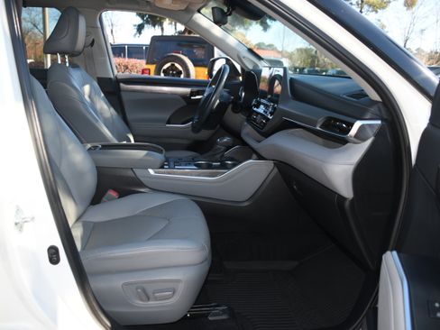 Used 2021 Toyota Highlander Platinum image 23