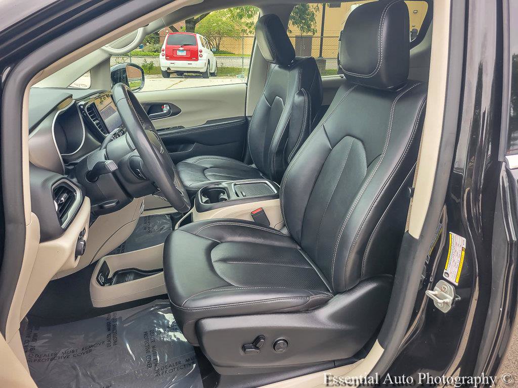Used 2024 Chrysler Pacifica Touring-L FWD image 16