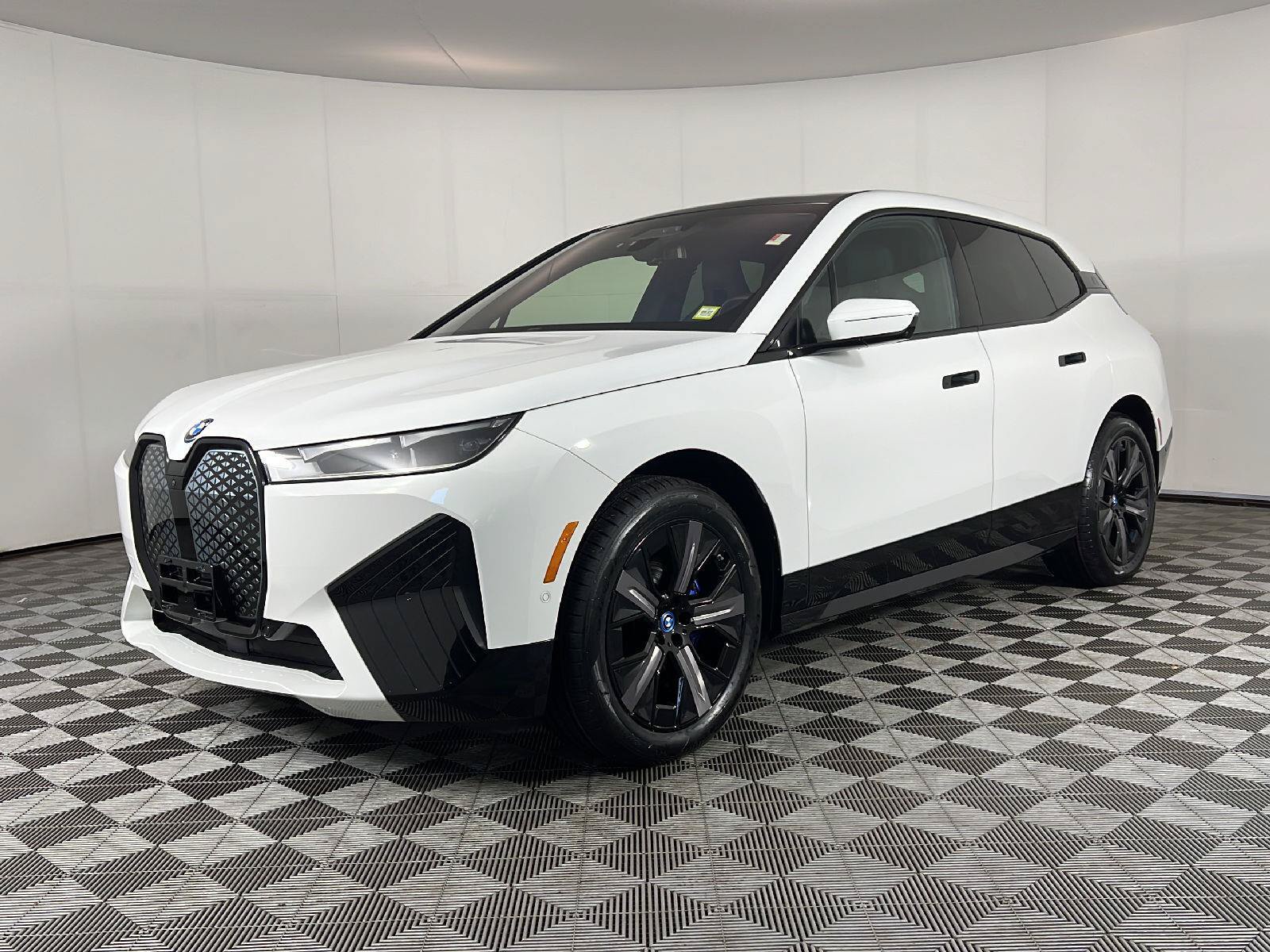 Used 2024 BMW iX xDrive50 w/ Premium Package AWD/4WD image 12
