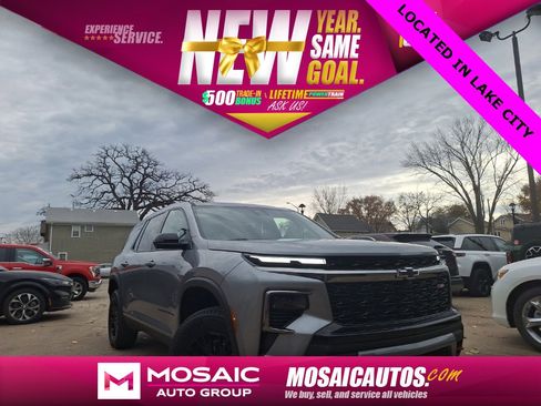 Used 2025 Chevrolet Traverse Z71 image 2