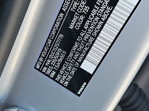 Certified 2025 Volvo XC40 B5 Plus AWD/4WD image 19