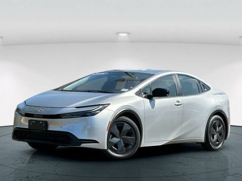 Used 2024 Toyota Prius LE FWD image 2